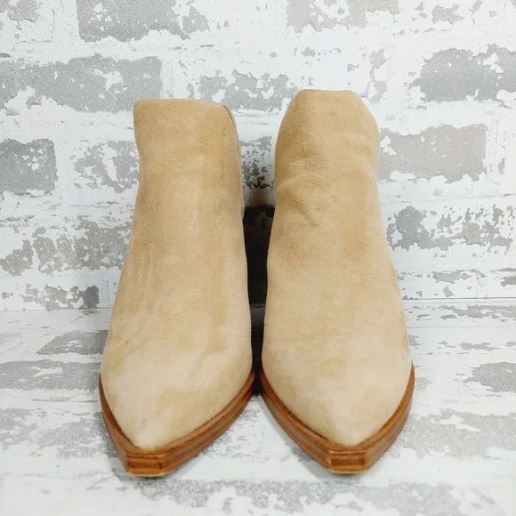 NEW Vince Camuto Gigietta Tan Suede Block Heel Pointed Toe Ankle Boots I41 - Picture 3 of 13